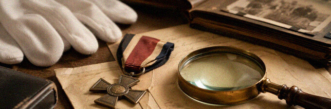 Diskrete Begutachtung militärhistorischer Sammlerstücke in ruhiger Beratungsatmosphäre