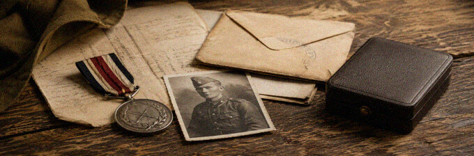 Detailansicht historischer Orden, Abzeichen und Dokumente zur persönlichen Bewertung von Militaria