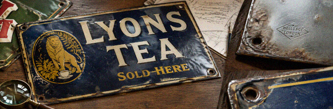 Historisches Blech- und Emailleschild mit Detailaufnahmen zur kostenlosen Ersteinschätzung
