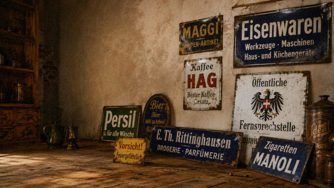 Historische Blech- und Emailleschilder sowie alte Werbeschilder mit sichtbarer Patina und Beschriftungen
